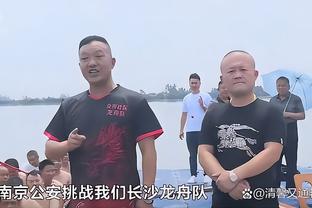 深圳现场球迷高举CR7应援手幅呼喊：早日康复，SIU